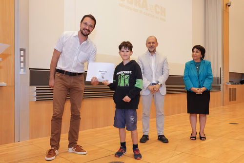 Remise des attestations aux participantes et participants aux cours organisés par le Service de Promotion des Sciences dans le canton du Jura. Avec la participation, pour cette édition, du ministre de l'enseignement, Martial Coutet et du vice-président pour l’innovation et l’impact, Edouard Bugnon