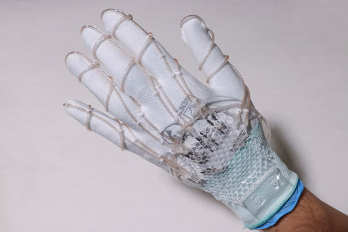 Des scientifiques de l’EPFL ont mis au point des pompes en forme de fibre qui permettent de tisser des circuits fluidiques haute pression dans les textiles sans pompe externe. Les exosquelettes souples, les vêtements thermorégulateurs et les systèmes haptiques immersifs peuvent ainsi être alimentés par des pompes cousues dans le tissu de ces dispositifs. Laboratoire des microsystèmes souples (LMTS)