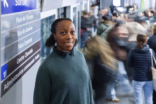 Une scientifique de l’EPFL a développé un modèle de prédiction qui prend en compte non seulement nos déplacements, mais aussi nos activités durant la journée. Cet outil flexible, qui intègre le concept de compromis, permet de coller au plus près de la réalité. Janody Pougala, ingénieure civile et spécialiste des modèles de prédiction dans les transports.