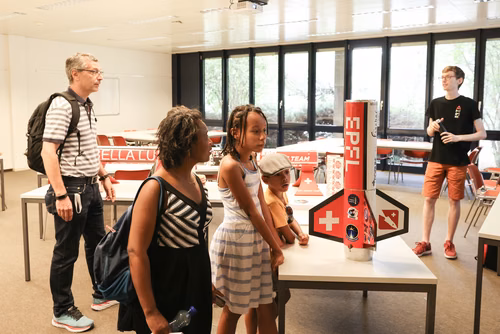 Le championnat des jeux mathématiques et logiques est une compétition populaire et scolaire organisée chaque année à l’échelon européen. Il voit s’affronter des passionné·e·s de mathématiques de toutes générations venus d’une douzaine de pays. Sa finale internationale, qui a traditionnellement lieu à Paris, sera cette année organisée à Lausanne (EPFL). La FSJM gère depuis plus de 30 ans l’organisation de ce championnat en Suisse. Finale sur le Campus EPFL