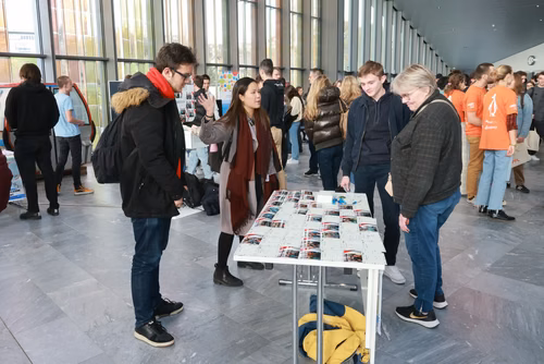 Un événement d’envergure pour préparer son avenir. Comme chaque année, l’EPFL, via son Service de promotion de l’éducation et en collaboration avec ses facultés, se réjouit d'accueillir les gymnasiennes et gymnasiens sur son campus. L’École propose de venir découvrir ses filières de formation, sa communauté estudiantine, son corps enseignant, ses équipes de recherche, les divers services dédiés aux étudiantes et étudiants débutant à l’EPFL, ainsi que les multiples associations chargées d’animer la vie socia