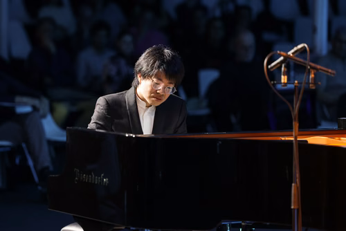 Dans le cadre de l’exposition Musica ex Machina, EPFL Pavilions présente un concert exceptionnel entre mathématiques, musique et pensée computationnelle, donné par le pianiste, compositeur et improvisateur américano-taïwanais Kit Armstrong.