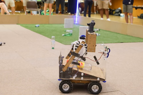 Quatre équipes de trois étudiants ont travaillé pendant un semestre pour concevoir et construire un robot de A à Z. Lors de la compétition, chacun des robots aura 10 minutes pour récolter le plus grand nombre de bouteilles vides et les ramener à la station de recyclage.