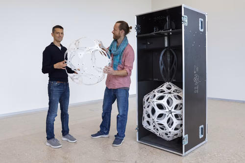 En 2023 et 2024, le professeur de l’EPFL Mark Pauly a accueilli deux artistes dans son laboratoire, leur donnant ainsi l’occasion de s’inspirer de ses recherches, tout en tirant parti de leur créativité. Leurs œuvres seront exposées à l’EPFL Pavilions à partir du 17 octobre.