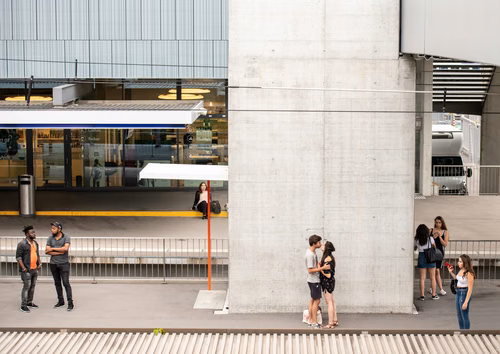 Scène de vie, campus de Lausanne. Station de métro EPFL.