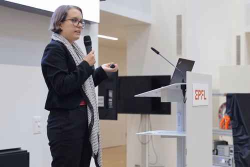 After two months of conducting research in an EPFL laboratory, the interns will present their research projects in the form of a poster or a short oral presentation (My research in 180 sec) to a selected audience including professors, donors, organizers as well as the cohort of interns.