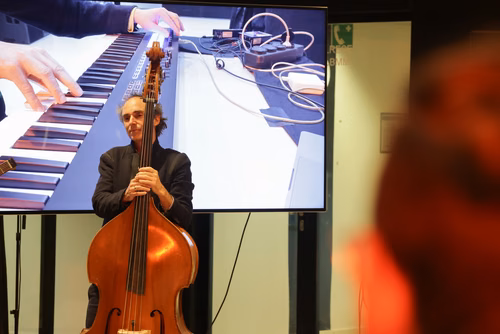 Dans le cadre de l'exposition actuelle Musica ex Machina, des artistes-chercheur·euses de l'Orpheus Instituut de Gand (BE) explorent l'espace intermédiaire. Ils·elles présentent des instruments nouveaux et étendus, des interfaces inédites, des objets quotidiens réaffectés et l'espace lui-même. Nous faisons l'expérience de l'interaction entre musiciens et algorithmes, de la mécanique à l'IA, dans la composition, l'improvisation et l'installation, pour sonder la technicité inhérente à la musique et à la fabri