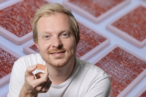 Pionnier des systèmes de refroidissement liquide intégrés sur les puces durant son doctorat, Remco van Erp raconte comment l’interdisciplinarité du Powerlab et l’essor de l’IA générative ont donné l’impulsion à sa start-up, Corintis.