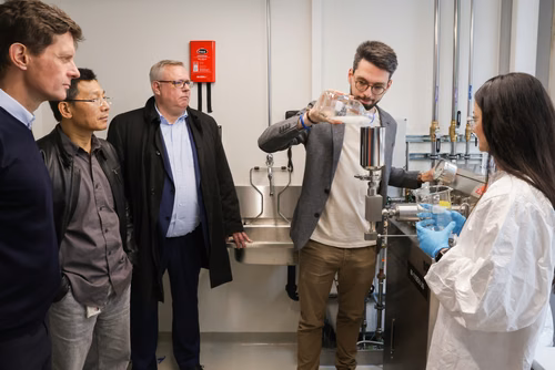 Visite du laboratoire de la prof. Tiffany Abitbol (Laboratoire des matériaux durables)  organisé par le Development Office, philanthropie