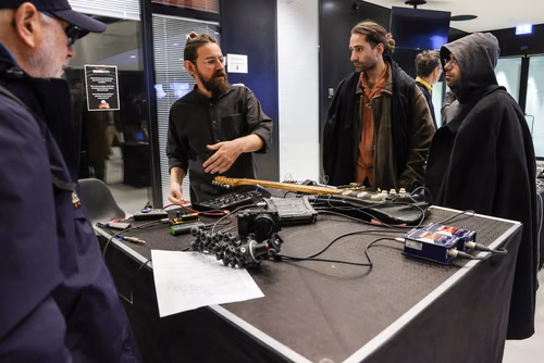 Dans le cadre de l'exposition actuelle Musica ex Machina, des artistes-chercheur·euses de l'Orpheus Instituut de Gand (BE) explorent l'espace intermédiaire. Ils·elles présentent des instruments nouveaux et étendus, des interfaces inédites, des objets quotidiens réaffectés et l'espace lui-même. Nous faisons l'expérience de l'interaction entre musiciens et algorithmes, de la mécanique à l'IA, dans la composition, l'improvisation et l'installation, pour sonder la technicité inhérente à la musique et à la fabri