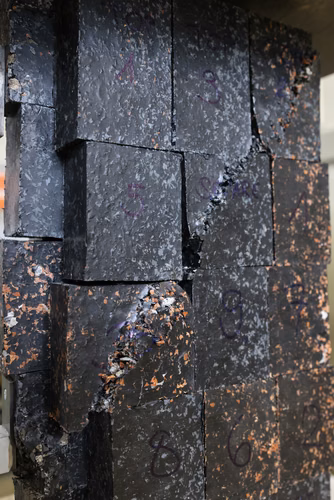 SÉRIE D’ÉTÉ - Projet de master (4). Pour son projet de master en génie civil, Selina Heiniger s’est lancé un défi en lien avec ses préoccupations environnementales: trouver un nouveau matériau de construction à partir de déchets plastiques, de béton et de terre cuite. 