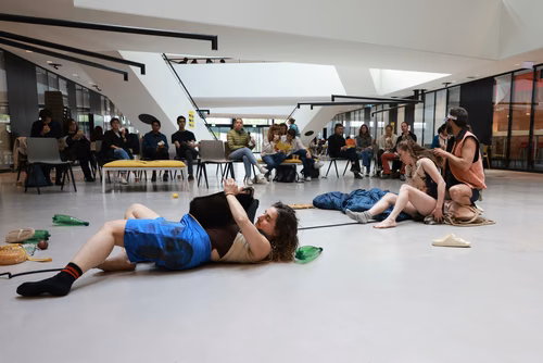 Dans le cadre du festival Les Culturelles du CDH-Culture et suite au workshop RUINED qui a permis à des étudiant·es de fabriquer une sculpture en mycelium, la performance MOLDING propose un ensemble de gestes performatifs dans le prolongement de l’œuvre vivante.
