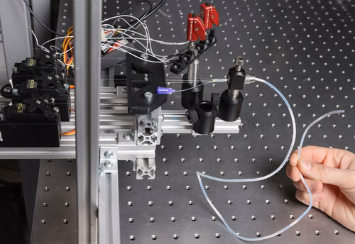En s’inspirant des méthodes utilisées pour produire des fibres optiques, des scientifiques de l’EPFL et de l’Imperial College ont créé des robots souples en forme de fibres. Ces derniers sont équipés de la commande de mouvement avancée et intègrent d’autres fonctionnalités, telles que la détection électrique et optique et l’administration ciblée de fluides.
