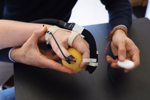 l’exosquelette de la main développé par la spin-off Emovo Care est conçu pour améliorer les mouvements de préhension de personnes handicapées suite à une attaque cérébrale ou un accident. Développé en contact étroit avec les utilisateurs et les thérapeutes, il est actuellement testé avec succès dans plusieurs hôpitaux et centres de rééducation.