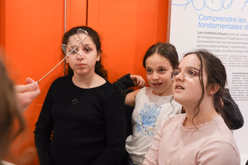 Rempli d’expérimentations ludiques, Le Bus des sciences de l’EPFL part ce printemps à la rencontre des écoles de Suisse romande. Un programme pédagogique lancé il y a quinze ans, qui a permis à plus de 45'000 enfants de découvrir les sciences et les technologies.