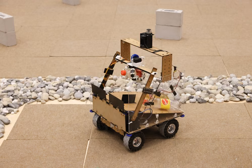 Quatre équipes de trois étudiants ont travaillé pendant un semestre pour concevoir et construire un robot de A à Z. Lors de la compétition, chacun des robots aura 10 minutes pour récolter le plus grand nombre de bouteilles vides et les ramener à la station de recyclage.