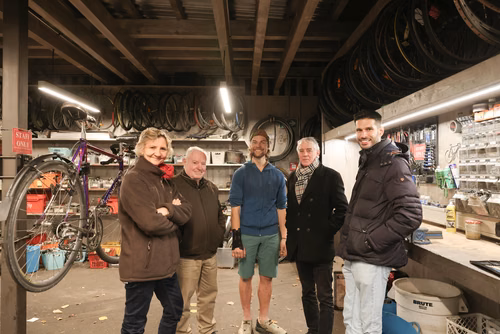 Seize ans après avoir créé le Point Vélo sur le campus de l’EPFL, Jacques Simonin a remis définitivement les outils à son successeur. Chaudement remercié par le président Martin Vetterli, il va mettre le cap sur les Antilles pour y passer l’hiver et s’y consacrer à l’énergie solaire.