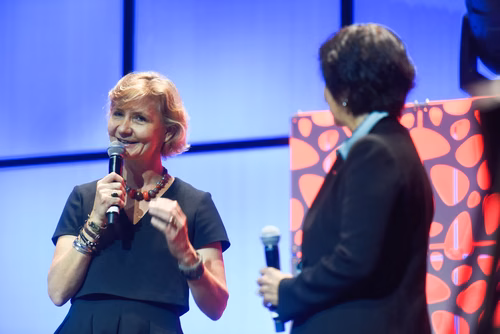  La traditionnelle cérémonie de la Magistrale a mis les diplômés 2018 à l'honneur. Ils l'attendaient depuis cinq ans: ce samedi était enfin le jour de la remise des diplômes de Master de l'EPFL pour 1043 étudiants. Cet événement a réuni 3000 personnes au STCC, dont les étudiants et leur famille, leurs professeurs et de nombreux invités, parmi lesquels le Conseiller fédéral Guy Parmelin.