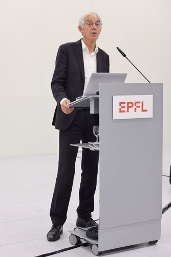 Après 3 ans de travaux, l’EPFL inaugure aujourd’hui sa nouvelle centrale thermique qui permet au campus lausannois de se chauffer et de se refroidir intégralement avec l’eau du lac et en exploitant la chaleur dégagée par son centre de données. Pour l’École, il s’agit d’une étape majeure en vue d’atteindre la neutralité carbone. M. Vetterli, président EPFL.