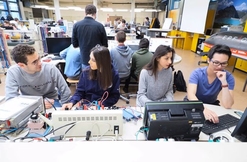 L’EPFL est une audacieuse quinqua qui n’a pas peur de se remettre en question et de jouer un rôle de pionnière. En vue de la Journée de l’éducation qui se tiendra le 17 mai, tour d’horizon des défis en matière de formation et des moyens pour y répondre.