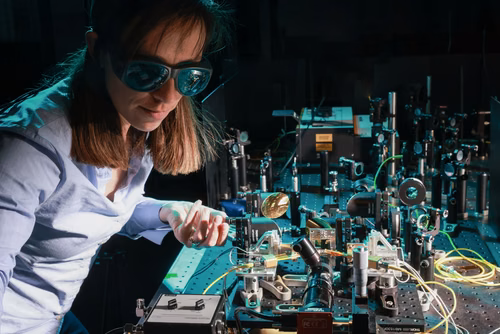 Des chercheuses et chercheurs de l’EPFL, en collaboration avec l’Université de Harvard et l’ETH Zurich, ont mis au point un nouveau circuit en couche mince qui génère des ondes de fréquence térahertz adaptables avec précision lorsqu’il est connecté à un faisceau laser.