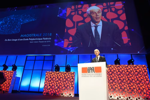  La traditionnelle cérémonie de la Magistrale a mis les diplômés 2018 à l'honneur. Ils l'attendaient depuis cinq ans: ce samedi était enfin le jour de la remise des diplômes de Master de l'EPFL pour 1043 étudiants. Cet événement a réuni 3000 personnes au STCC, dont les étudiants et leur famille, leurs professeurs et de nombreux invités, parmi lesquels le Conseiller fédéral Guy Parmelin.
