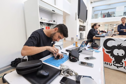 Fix N’Replace est un événement en collaboration avec les apprentis et formateurs l’école technique des métiers de Lausanne et le UP Fashion Lab de Unipoly dans le but de promouvoir la réparation des objets du quotidien. Les étudiants et collaborateurs peuvent amener leurs objets et habits défectueux et les faire réparer gratuitement !