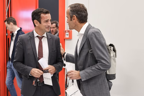 Après 3 ans de travaux, l’EPFL inaugure aujourd’hui sa nouvelle centrale thermique qui permet au campus lausannois de se chauffer et de se refroidir intégralement avec l’eau du lac et en exploitant la chaleur dégagée par son centre de données. Pour l’École, il s’agit d’une étape majeure en vue d’atteindre la neutralité carbone.