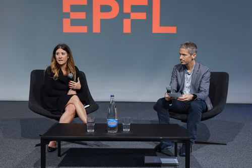 Dr Maria Van Kerkhove est une experte reconnue dans le domaine de la santé mondiale, actuellement Directrice par intérim de la gestion des menaces épidémiques et pandémiques à l’Organisation mondiale de la santé (OMS). Elle a joué un rôle essentiel en tant que responsable technique COVID-19, en charge du programme d’urgences sanitaires, puis en tant que responsable mondiale des incidents lors de l’épidémie de variole simienne (mpox) de 2024, déclarée urgence de santé publique de portée internationale (USPPI