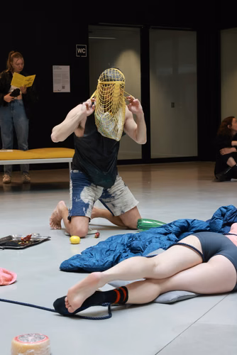 Dans le cadre du festival Les Culturelles du CDH-Culture et suite au workshop RUINED qui a permis à des étudiant·es de fabriquer une sculpture en mycelium, la performance MOLDING propose un ensemble de gestes performatifs dans le prolongement de l’œuvre vivante.