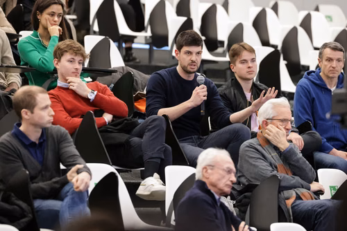 Max Schrems est une figure clé dans le domaine de la protection des données internationales, salué pour ses efforts juridiques novateurs visant à défendre les droits individuels en matière de données.