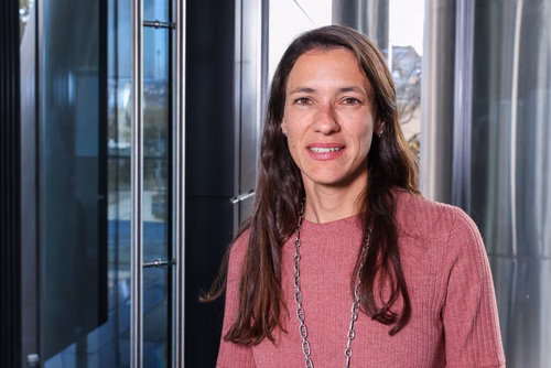 Paula Cacault est responsable des opérations du centre Enterprise for Society (E4S). Elle facilite les projets de recherche et participe au développement des activités du centre, comme un nouveau programme de master pour former la prochaine génération de dirigeants qui guideront la société en cette période de transition.