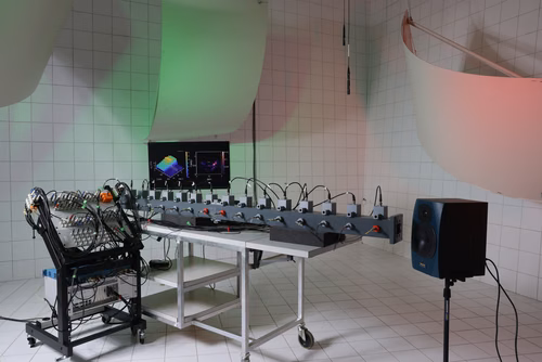 Des scientifiques de l’EPFL ont conçu un système acoustique pour dépasser les contraintes de la physique quantique et étudier comment les atomes communiquent dans la matière condensée. Ils espèrent construire la version acoustique d’un ordinateur quantique.