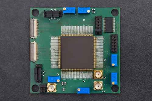 En combinant une conception de puce à faible puissance, des algorithmes de machine learning et des électrodes souples implantables, des scientifiques de l’EPFL sont parvenus à créer une interface neuronale capable d’identifier et de supprimer les symptômes de divers troubles neurologiques. Mahsa Shoaran, du Laboratoire de neurotechnologies intégrées de la Faculté des sciences et techniques de l’ingénieur, a travaillé avec Stéphanie Lacour du Laboratoire d’interfaces bioélectroniques souples pour mettre au p