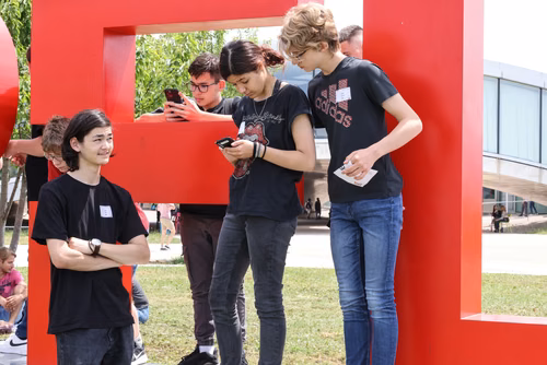 Le concours Alkindi-suisse est une compétition de cryptographie qui a lieu chaque année et ouverte aux classes de 9e, 10e et 11e secondaires. Il est organisé par l’EPFL, les associations Animath et France-ioi. La participation est entièrement gratuite.