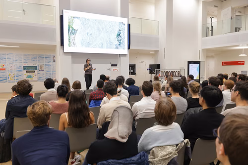 After two months of conducting research in an EPFL laboratory, the interns will present their research projects in the form of a poster or a short oral presentation (My research in 180 sec) to a selected audience including professors, donors, organizers as well as the cohort of interns.