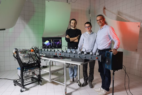 Des scientifiques de l’EPFL ont conçu un système acoustique pour dépasser les contraintes de la physique quantique et étudier comment les atomes communiquent dans la matière condensée. Ils espèrent construire la version acoustique d’un ordinateur quantique.