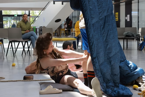 Dans le cadre du festival Les Culturelles du CDH-Culture et suite au workshop RUINED qui a permis à des étudiant·es de fabriquer une sculpture en mycelium, la performance MOLDING propose un ensemble de gestes performatifs dans le prolongement de l’œuvre vivante.