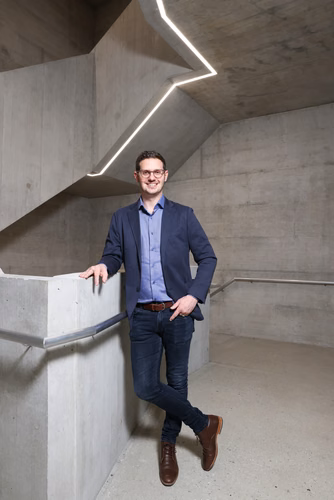 Au 1er mars 2022, le campus EPFL Valais Wallis aura un nouveau directeur opérationnel, en la personne de Vincent Hiroz, actuel adjoint au directeur. Il remplacera Marc-André Berclaz qui prendra sa retraite.