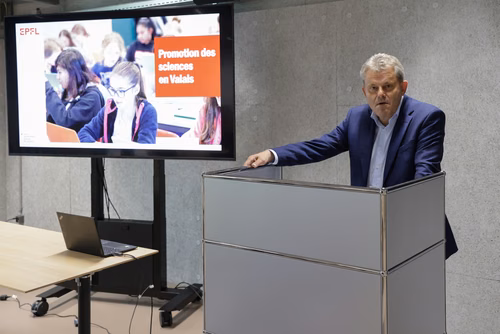 Destiné aux jeunes filles et garçons de sept à seize ans, il propose une approche pédagogique active et ludique qui éveille l’intérêt pour les sciences et pour les technologies. Ce, grâce à un partenariat avec UBS et la collaboration entre le Service de promotion des sciences de l’EPFL, l’EPFL Valais Wallis et le Canton du Valais. Canton du Valais  NCCR Catalysis, pôle de recherche du fonds national Suisse