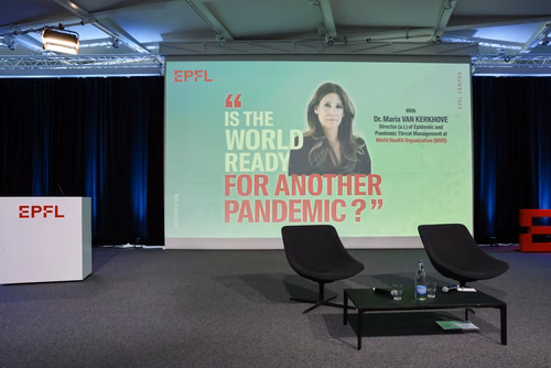 Dr Maria Van Kerkhove est une experte reconnue dans le domaine de la santé mondiale, actuellement Directrice par intérim de la gestion des menaces épidémiques et pandémiques à l’Organisation mondiale de la santé (OMS). Elle a joué un rôle essentiel en tant que responsable technique COVID-19, en charge du programme d’urgences sanitaires, puis en tant que responsable mondiale des incidents lors de l’épidémie de variole simienne (mpox) de 2024, déclarée urgence de santé publique de portée internationale (USPPI