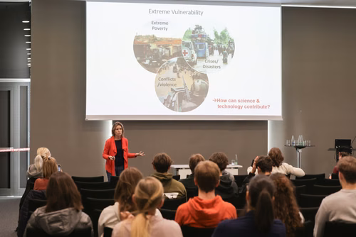 Un événement d’envergure pour préparer son avenir. Comme chaque année, l’EPFL, via son Service de promotion de l’éducation et en collaboration avec ses facultés, se réjouit d'accueillir les gymnasiennes et gymnasiens sur son campus. L’École propose de venir découvrir ses filières de formation, sa communauté estudiantine, son corps enseignant, ses équipes de recherche, les divers services dédiés aux étudiantes et étudiants débutant à l’EPFL, ainsi que les multiples associations chargées d’animer la vie socia