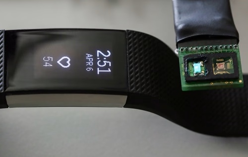 Dans les montres connectées, près de 80% de la batterie est utilisée par le monitoring cardiaque. Une nouvelle génération de capteurs, développée par Actlight, une start up de l’EPFL, permet d’utiliser cinq fois moins d’énergie. Maher Kayal. 