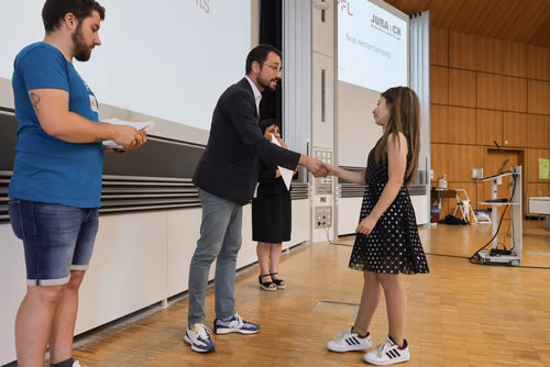 Remises des attestations pour les enfants du Jura 2023 En présence du Ministre de l’éducation du Canton du Jura, M. Martial Courtet Service de promotion des Sciences 