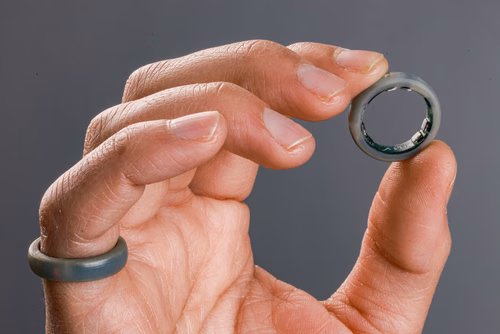Le plus petit capteur PPG au monde, issu de l’EPFL et développé par une spin-off, permet aujourd’hui de placer dans une bague ressemblant à un bijou un système de suivi de santé aussi performant que celui des montres actuellement sur le marché. Une miniaturisation qui semble convaincre le grand public puisque le financement participatif lancé par la start-up est cinq fois plus élevé que prévu.