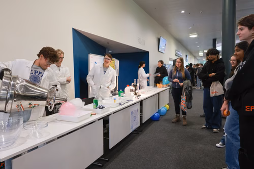 Un événement d’envergure pour préparer son avenir. Comme chaque année, l’EPFL, via son Service de promotion de l’éducation et en collaboration avec ses facultés, se réjouit d'accueillir les gymnasiennes et gymnasiens sur son campus. L’École propose de venir découvrir ses filières de formation, sa communauté estudiantine, son corps enseignant, ses équipes de recherche, les divers services dédiés aux étudiantes et étudiants débutant à l’EPFL, ainsi que les multiples associations chargées d’animer la vie socia