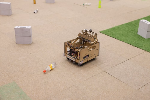 Quatre équipes de trois étudiants ont travaillé pendant un semestre pour concevoir et construire un robot de A à Z. Lors de la compétition, chacun des robots aura 10 minutes pour récolter le plus grand nombre de bouteilles vides et les ramener à la station de recyclage.