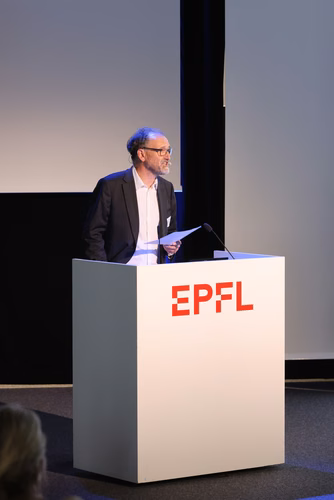 Le championnat des jeux mathématiques et logiques est une compétition populaire et scolaire organisée chaque année à l’échelon européen. Il voit s’affronter des passionné·e·s de mathématiques de toutes générations venus d’une douzaine de pays. Sa finale internationale, qui a traditionnellement lieu à Paris, sera cette année organisée à Lausanne (EPFL). La FSJM gère depuis plus de 30 ans l’organisation de ce championnat en Suisse. Finale sur le Campus EPFL