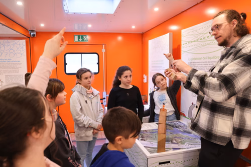Rempli d’expérimentations ludiques, Le Bus des sciences de l’EPFL part ce printemps à la rencontre des écoles de Suisse romande. Un programme pédagogique lancé il y a quinze ans, qui a permis à plus de 45'000 enfants de découvrir les sciences et les technologies.
