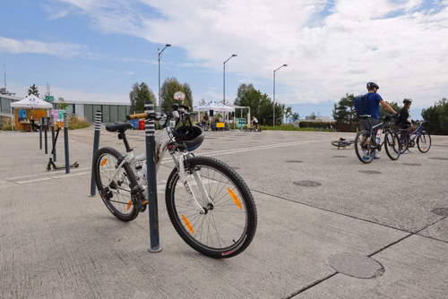 Cap sur l'Ouest, la fête du district de l’Ouest lausannois en mobilité douce, débarque à nouveau à l'EPFL avec une halte festive sur la place Cosandey !